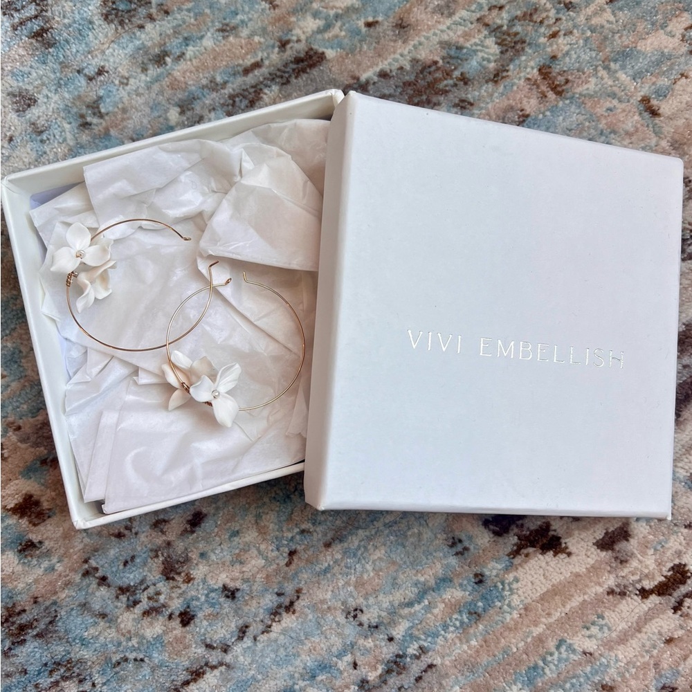 Vivi Embellish White Floral Earrings